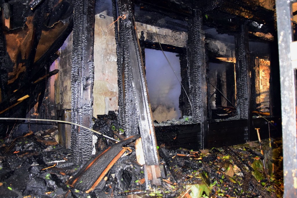 Grossfeuer Einfamilienhaus Siegburg Muehlengrabenstr P0273.JPG - Miklos Laubert